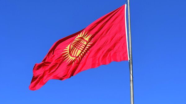 Поднятие обновленного флага на площади Ала-Тоо в Бишкеке  - Sputnik Кыргызстан