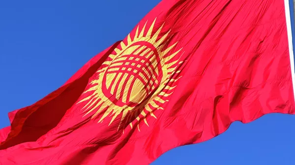 Поднятие обновленного флага на площади Ала-Тоо в Бишкеке  - Sputnik Кыргызстан