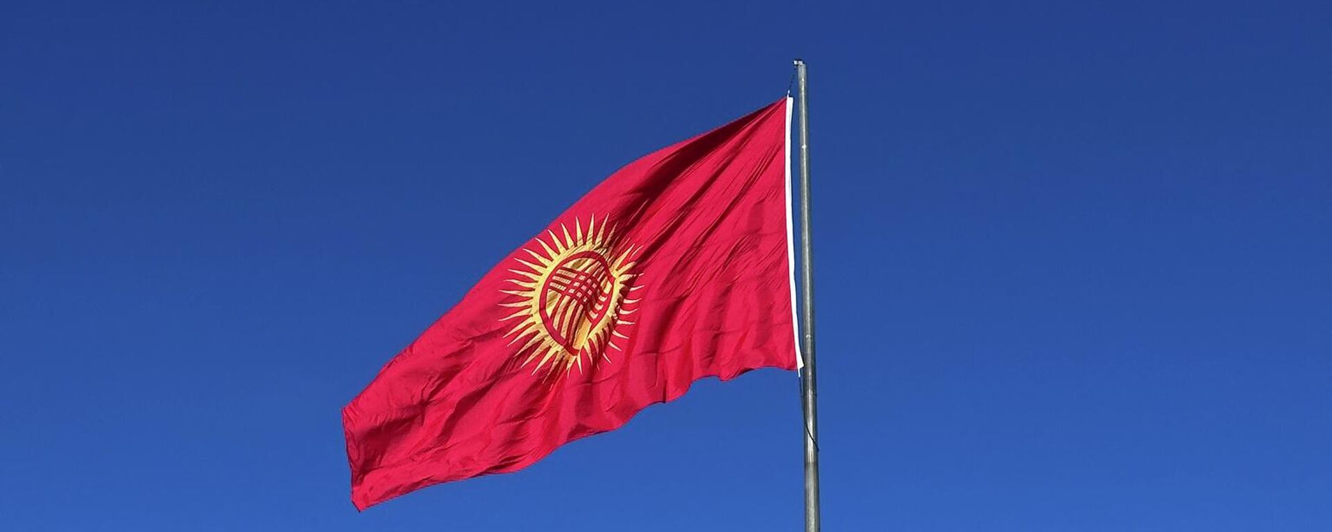 Национальный флаг на площади Ала-Тоо в Бишкеке. Архивное фото - Sputnik Кыргызстан, 1920, 08.10.2025