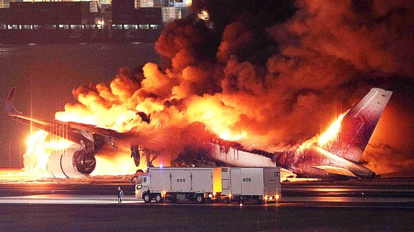 Возгорание самолета японской авиакомпании Japan Airlines в аэропорту Ханеда в Токио - Sputnik Кыргызстан
