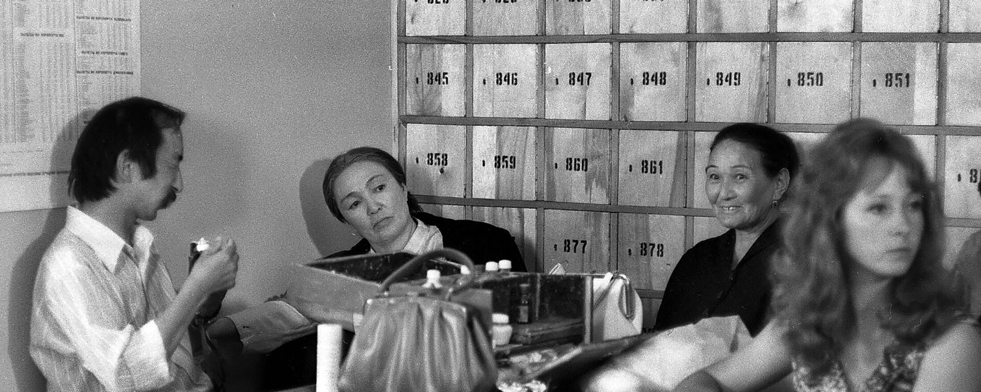 Известные кыргызские актрисы и режиссер — фото 1976 года - Sputnik Кыргызстан, 1920, 27.01.2024