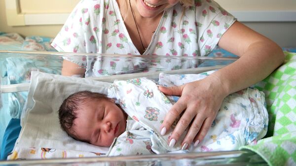 Женщина с младенцем в родильном доме. Архивное фото  - Sputnik Кыргызстан