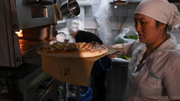 Мигрантка во время работы в одном из ресторанов Москвы. Архивное фото  - Sputnik Кыргызстан