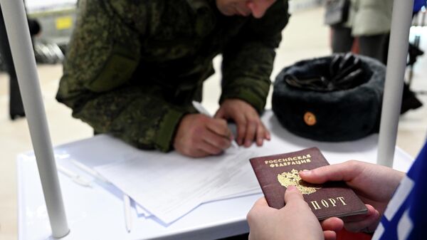 Паспорт РФ на фоне военнослужащего ставящего подпись - Sputnik Кыргызстан