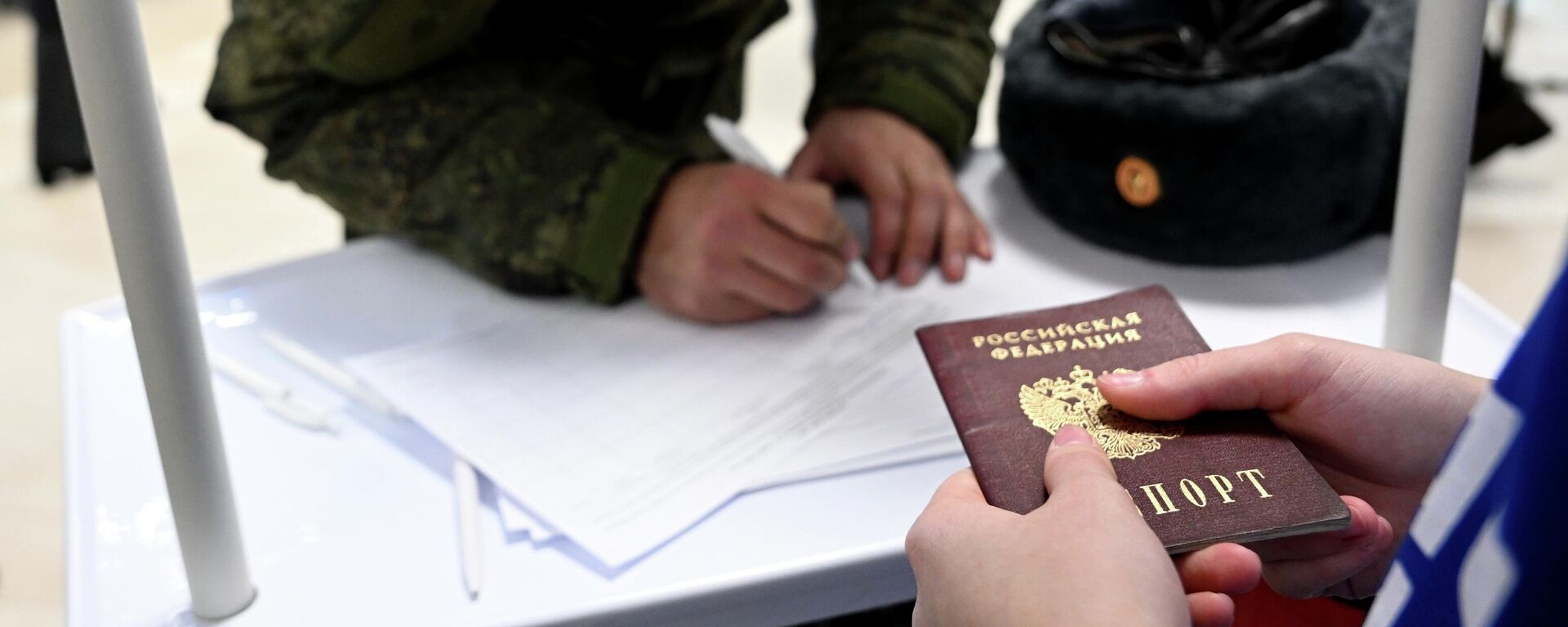 Паспорт РФ на фоне военнослужащего ставящего подпись - Sputnik Кыргызстан, 1920, 04.01.2024