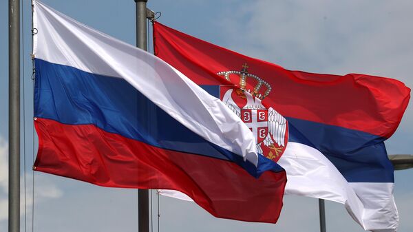Государственные флаги РФ и Сербии в Белграде. Архивное фото - Sputnik Кыргызстан