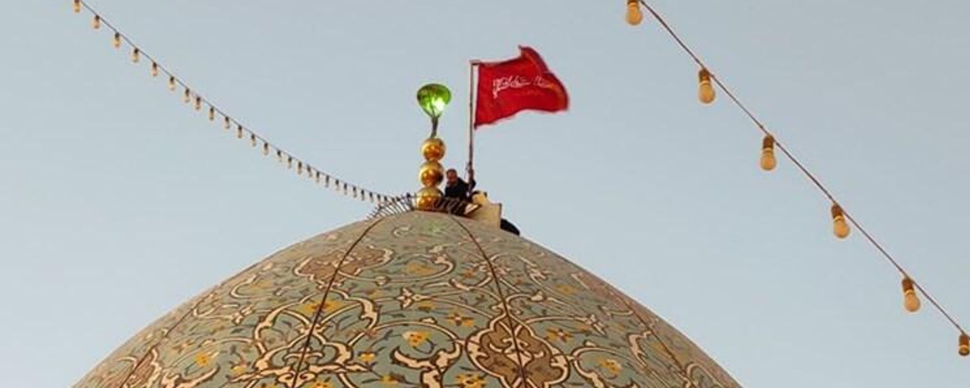 Красный флаг над мечетью Джамкаран в Иране - Sputnik Кыргызстан, 1920, 06.01.2024