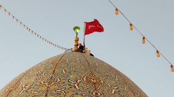 Красный флаг над мечетью Джамкаран в Иране - Sputnik Кыргызстан