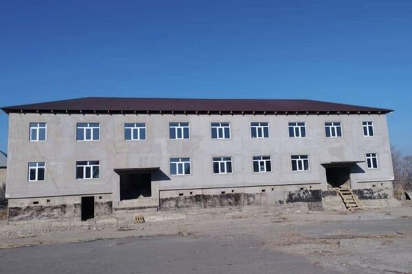 На данный момент ведутся работы по налаживанию инфраструктуры будущего центра, строительство зданий офиса и гостиницы для сотрудников и экспедиторов - Sputnik Кыргызстан