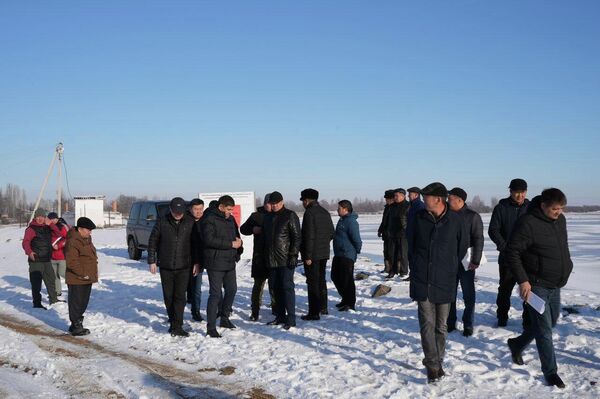 Заместитель главы кабмина, министр сельского хозяйства Бакыт Торобаев провел выездное совещание по вопросам улучшения ирригации в Чуйской области - Sputnik Кыргызстан