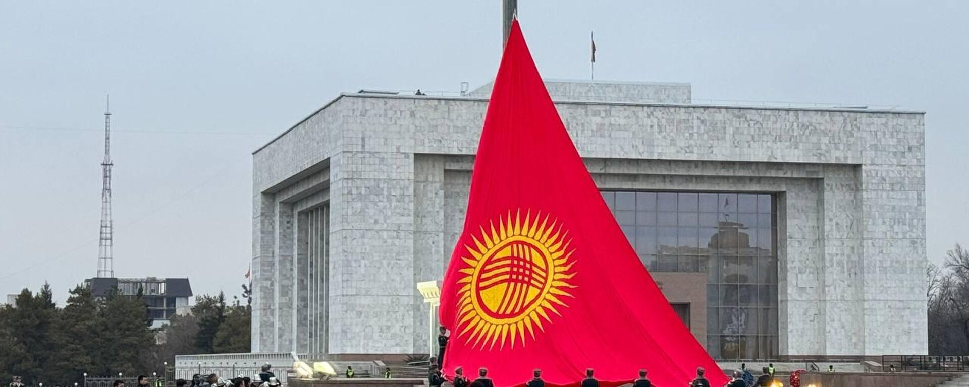 Торжественное мероприятие по поднятию обновленного флага КР в Бишкеке  - Sputnik Кыргызстан, 1920, 08.01.2024