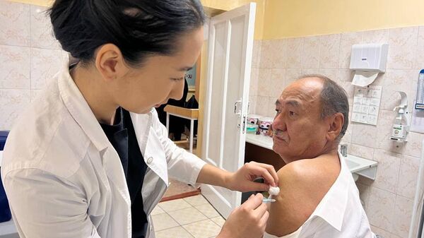 Саламаттык сактоо министри Алымкадыр Бейшеналиев коронавируска каршы вакцина алып жатат - Sputnik Кыргызстан