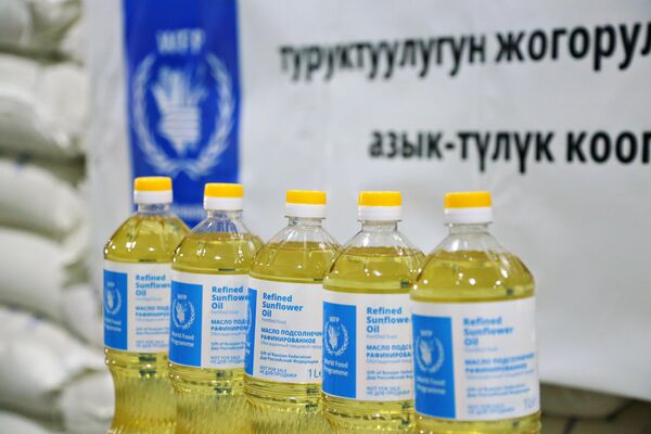 Продовольствие получат примерно 4 600 человек для повышения их продовольственной безопасности в качестве вознаграждения за участие в проектах, поддерживаемых ВПП ООН в южных регионах страны - Sputnik Кыргызстан