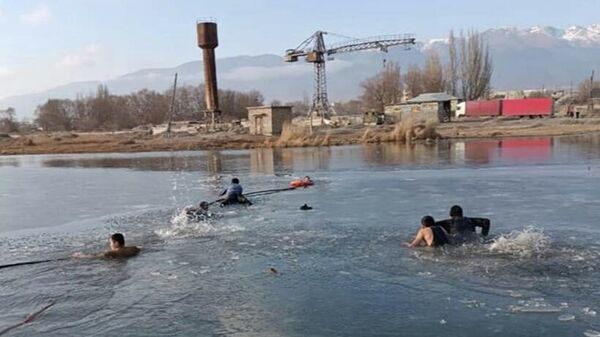 Спасение тонувших подростков в Балыкчи  - Sputnik Кыргызстан