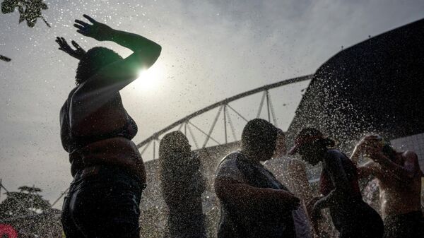 Люди охлаждаются в жару у фонтана в Рио-де-Жанейро - Sputnik Кыргызстан
