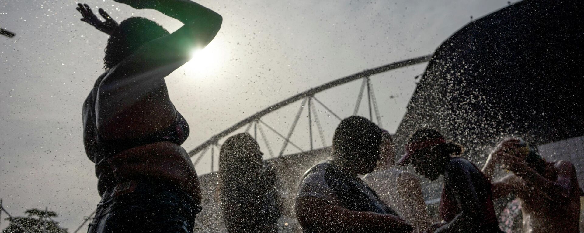 Люди охлаждаются в жару у фонтана в Рио-де-Жанейро - Sputnik Кыргызстан, 1920, 09.01.2024