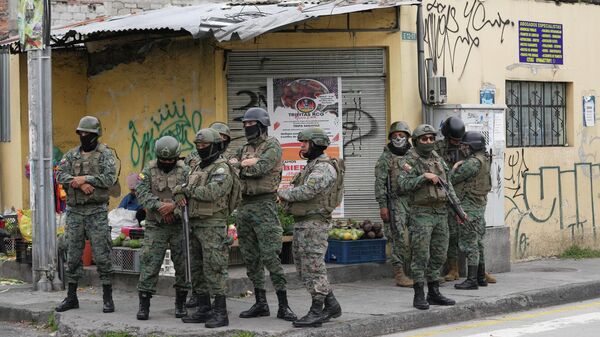 Солдаты патрулируют периметр тюрьмы инков во время чрезвычайного положения в Кито, Эквадор - Sputnik Кыргызстан