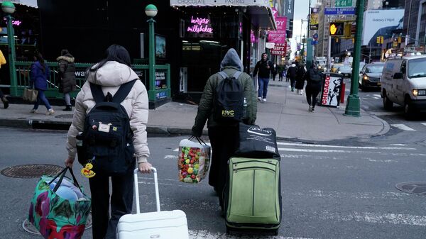 Мигранты покидают отель в центре Нью-Йорка - Sputnik Кыргызстан