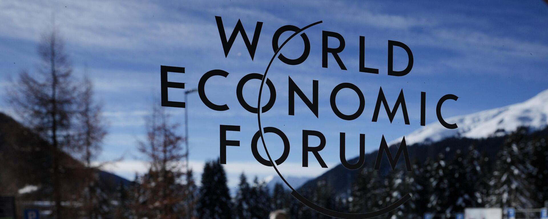 Логотип Всемирного экономического форума на витрине Конгресс-центра в Давосе - Sputnik Кыргызстан, 1920, 15.01.2024