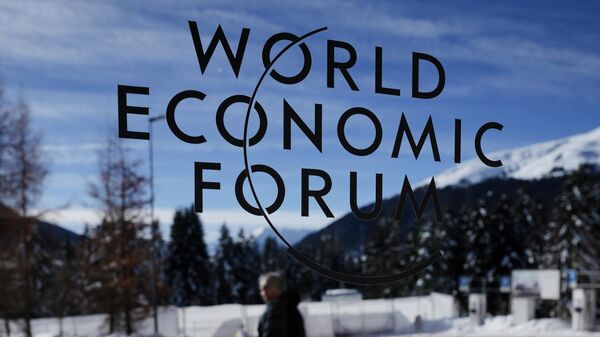 Логотип Всемирного экономического форума на витрине Конгресс-центра в Давосе - Sputnik Кыргызстан