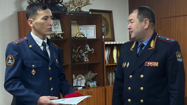 Награждение старшего лейтенанта милиции Амантура Бакирова медалью Каармандык за спасение детей  - Sputnik Кыргызстан