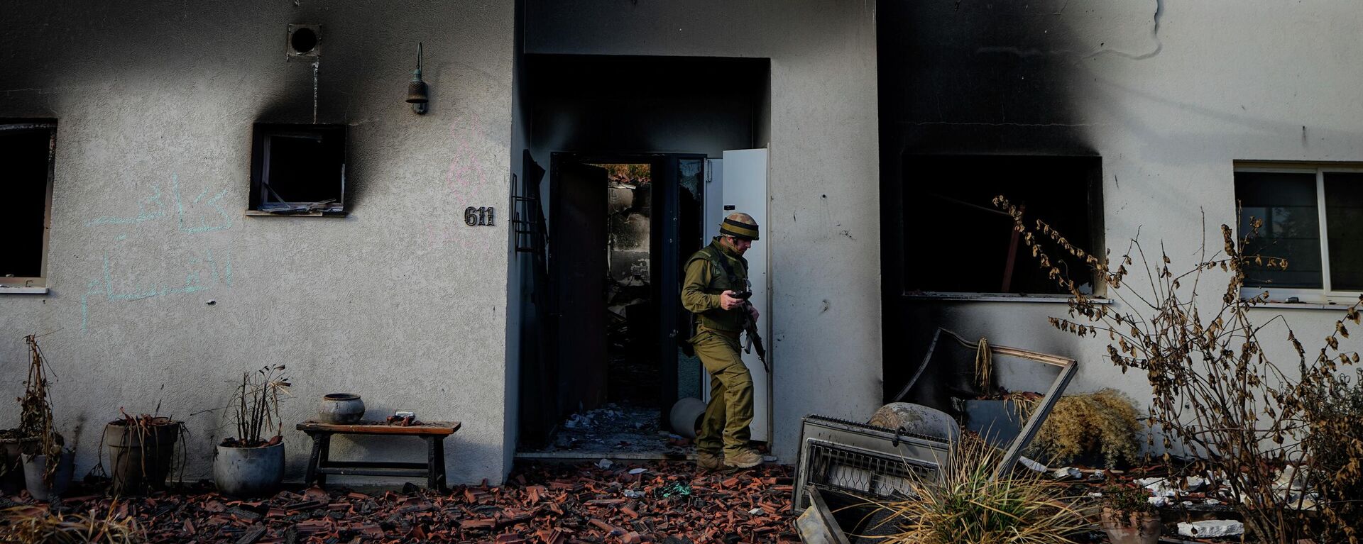 Израильский солдат осматривает дом, поврежденный боевиками Хамаса в кибуце Беэри в Израиле - Sputnik Кыргызстан, 1920, 18.01.2024