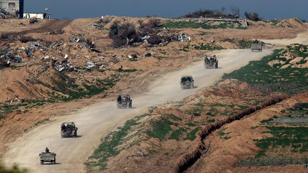 Машины израильской армии едущие по дороге в секторе Газа - Sputnik Кыргызстан