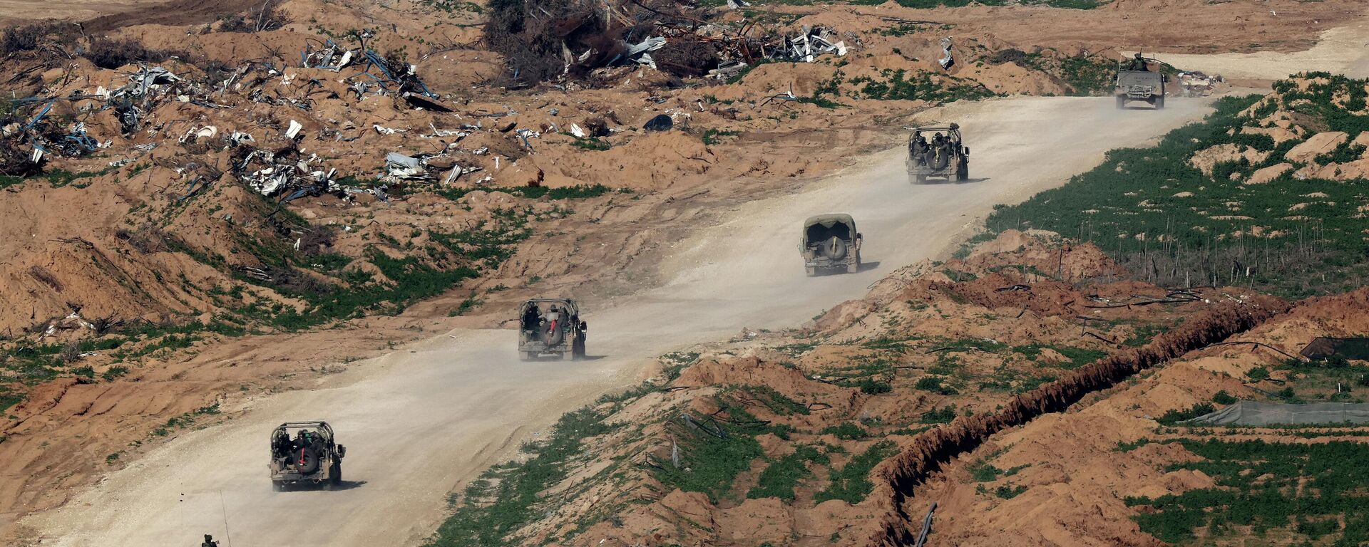 Машины израильской армии едущие по дороге в секторе Газа - Sputnik Кыргызстан, 1920, 18.01.2024