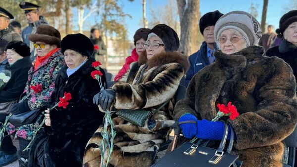 Участники митинга-реквиема, посвященного прорыву блокады Ленинграда в Бишкеке - Sputnik Кыргызстан