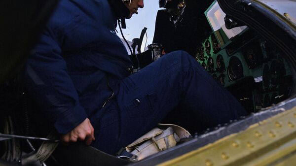 Пилот в кабине вертолёта. Архивное фото - Sputnik Кыргызстан