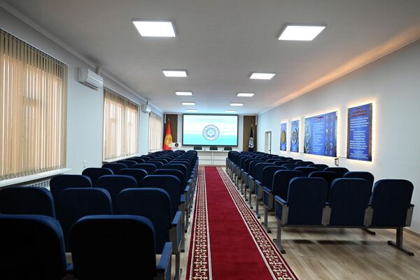 Президент осмотрел служебные помещения, актовый зал, медико-санитарную часть, а также тренировочный зал и летнее футбольное поле - Sputnik Кыргызстан