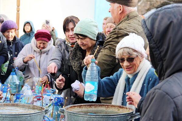 Все желающие также могли набрать воду из источника - Sputnik Кыргызстан