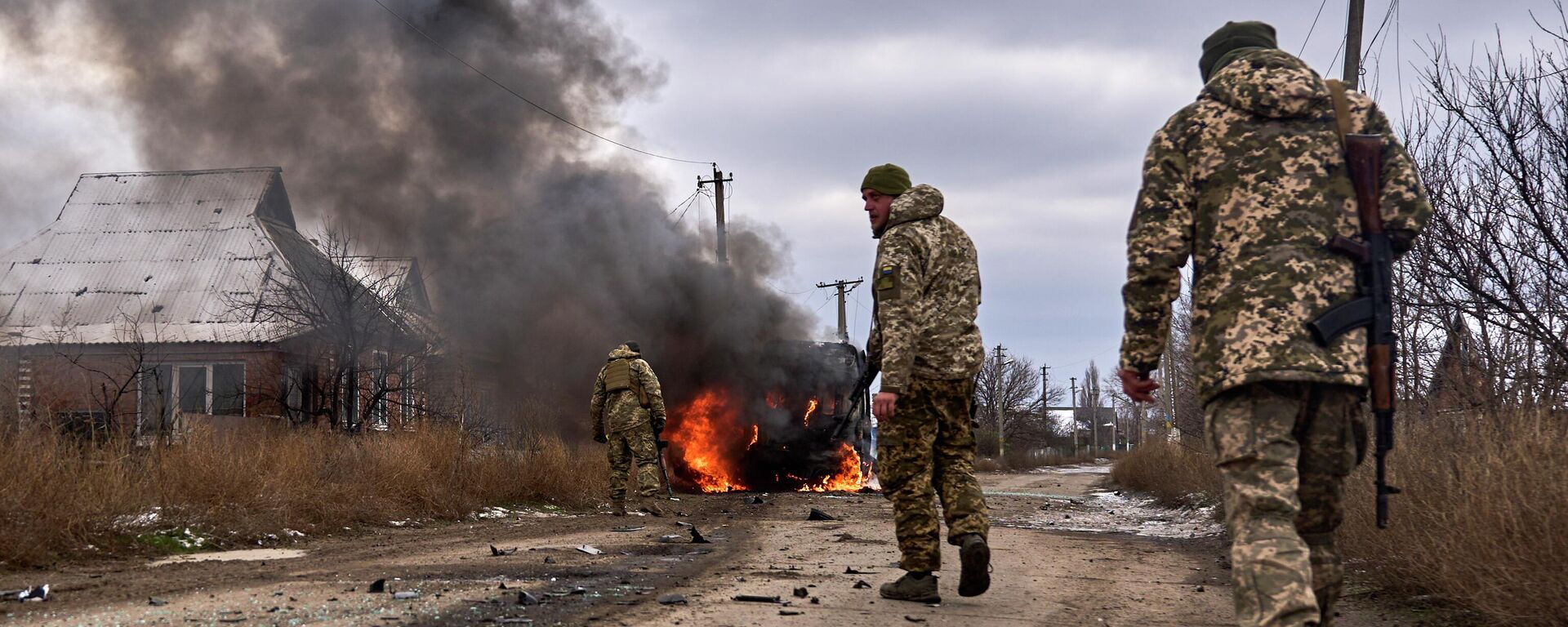 Украинские солдаты проходят мимо горящего автобуса недалеко от Артемовска - Sputnik Кыргызстан, 1920, 21.01.2024