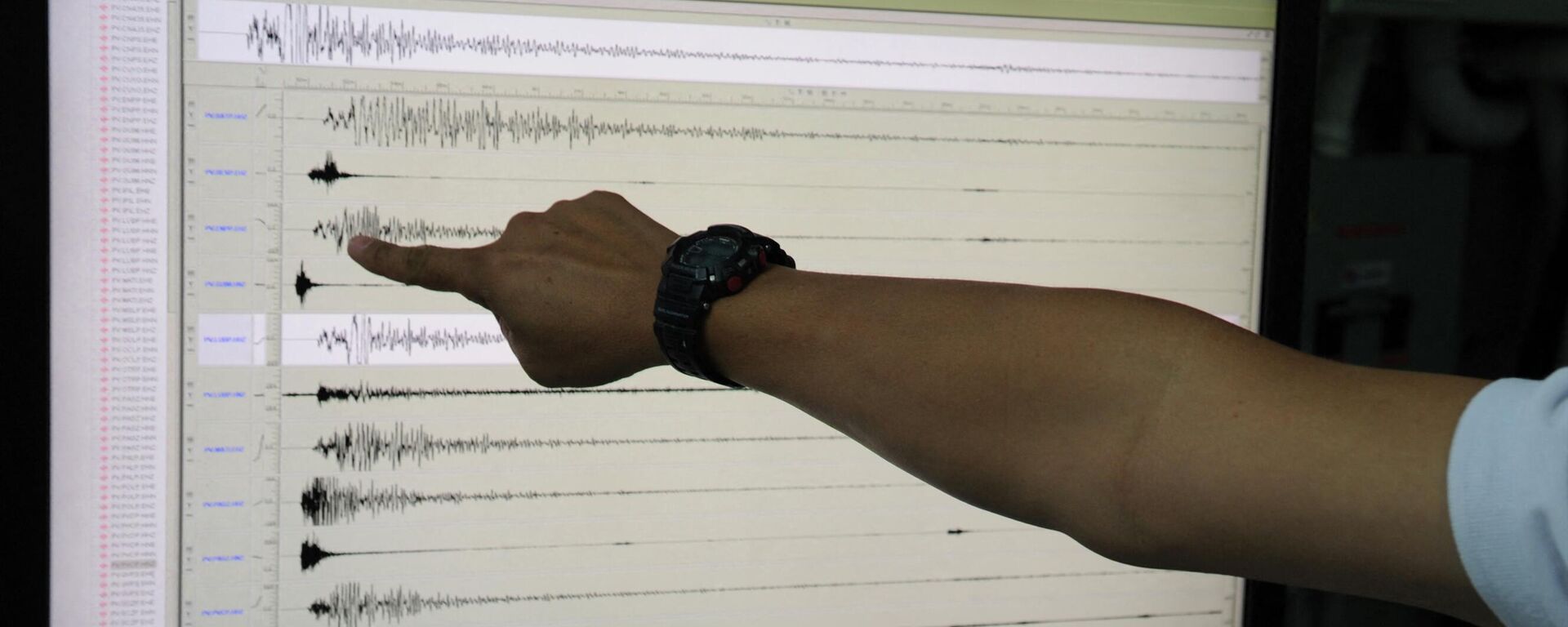 Сейсмолог указывает на сейсмограф, показывающий баллы землетрясения. Архивное фото  - Sputnik Кыргызстан, 1920, 04.03.2024