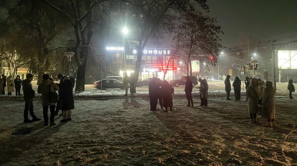 Люди собираются на улице после того, как покинули свои квартиры в после землетрясения в Алматы - Sputnik Кыргызстан