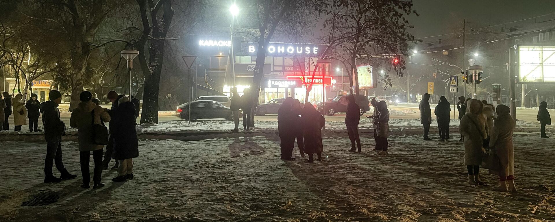 Люди собираются на улице после того, как покинули свои квартиры в после землетрясения в Алматы - Sputnik Кыргызстан, 1920, 23.01.2024