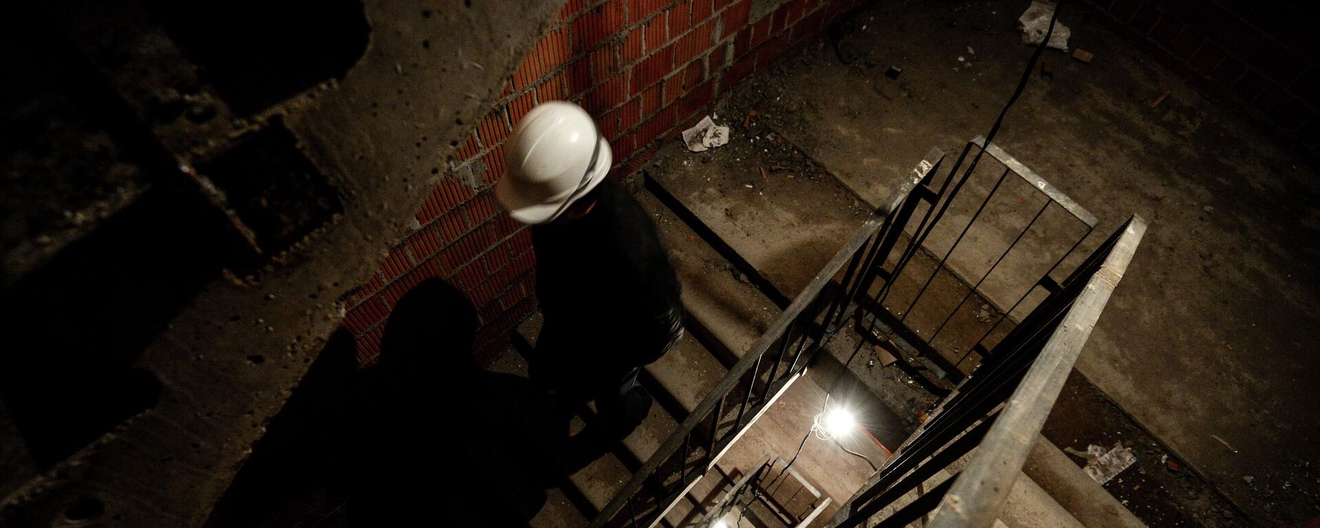 Рабочий спускается по лестнице многоквартирного дома. Архивное фото - Sputnik Кыргызстан, 1920, 23.01.2024