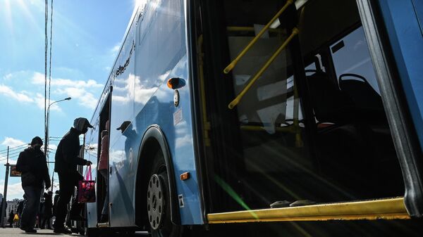 Пассажиры садятся в автобус на остановке. Архивное фото - Sputnik Кыргызстан