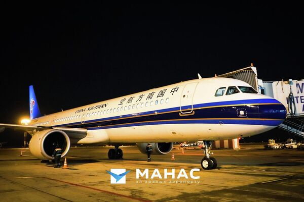 По словам директора по коммерции аэропорта Сатыбека Каныбекова, регулярные пассажирские рейсы осуществляет китайская авиакомпания China Southern Airlines на самолете Airbus A320neo - Sputnik Кыргызстан