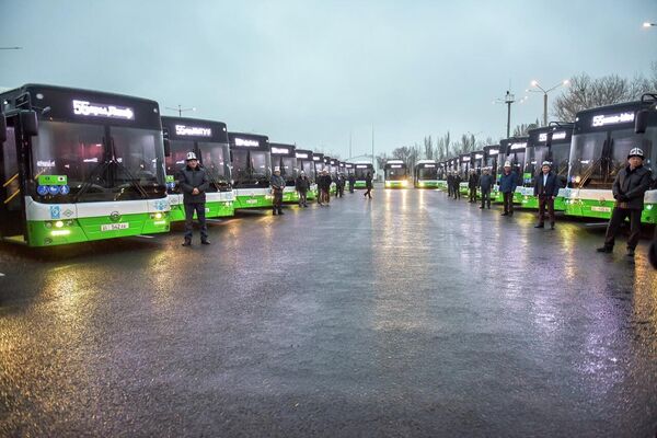 124 новых транспортных средства, работающих на сжиженном природном газе, длиной 10,5 метра передали муниципальному предприятию в рамках проекта &quot;Бишкекские автобусы&quot; - Sputnik Кыргызстан