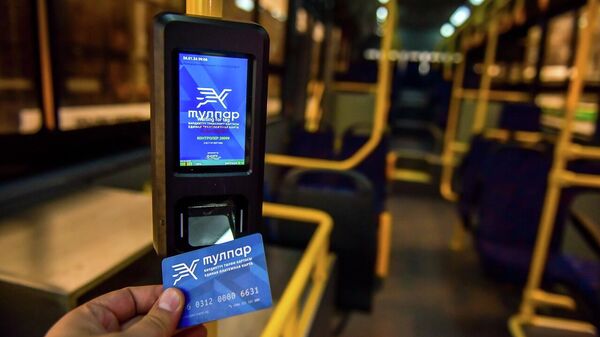 Оплата за проезд в автобусе картой Тулпар в Бишкеке - Sputnik Кыргызстан
