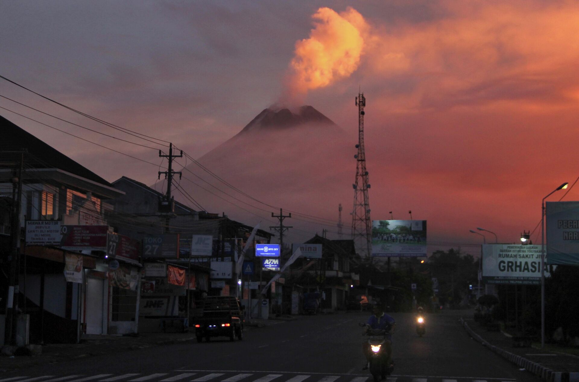 Мерапи — самый активный в Индонезии действующий вулкан, расположенный на острове Ява - Sputnik Кыргызстан, 1920, 26.01.2024