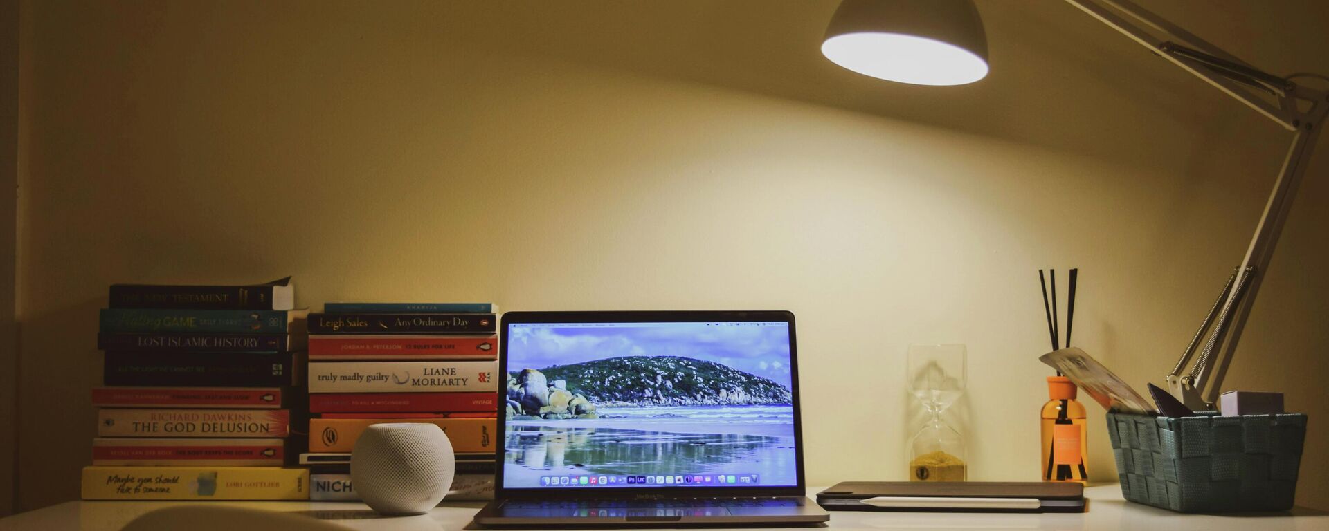 Рабочий стол. Иллюстративное фото - Sputnik Кыргызстан, 1920, 24.03.2026