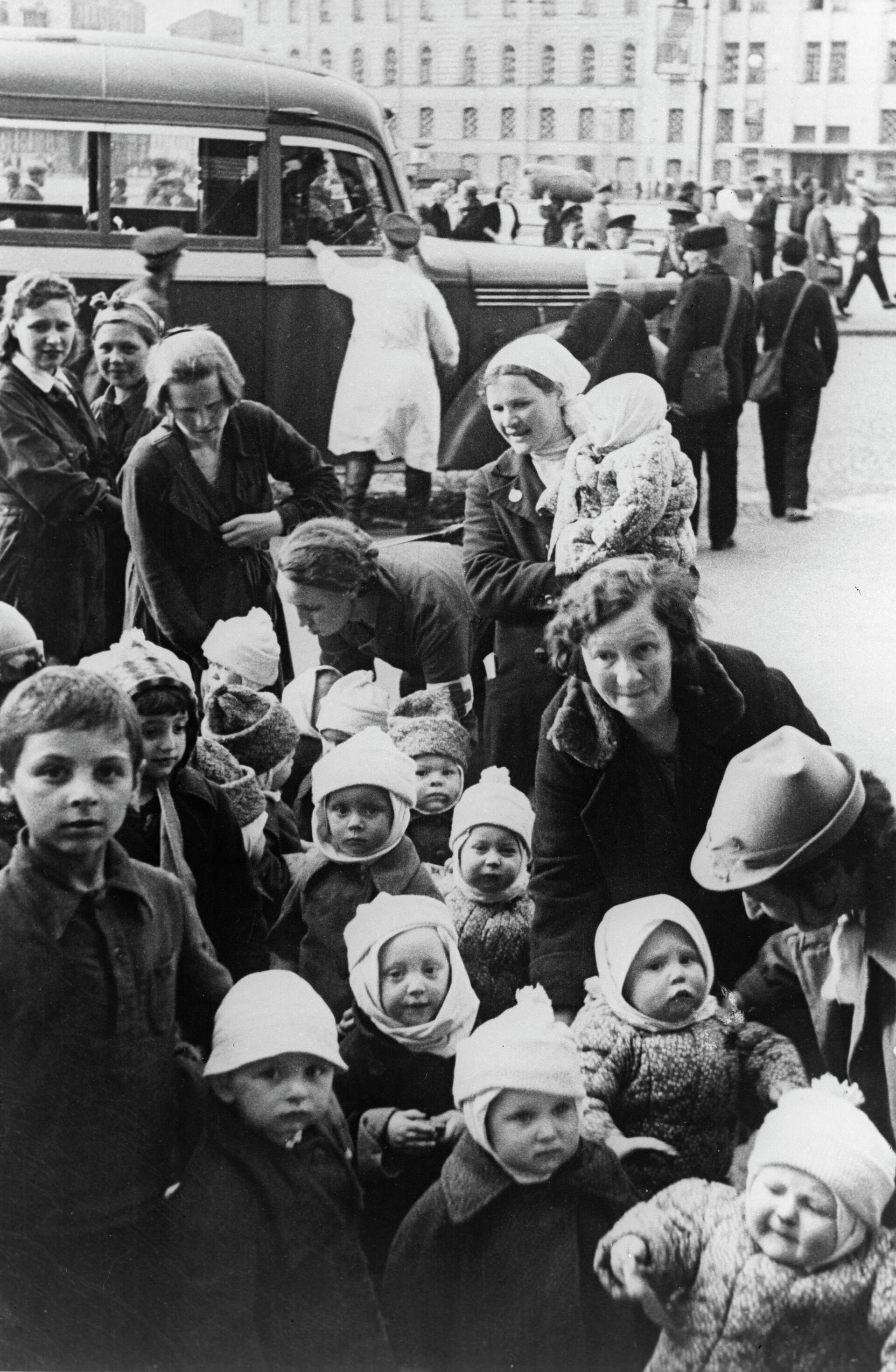 Почему эвакуированные дети были похожи на старичков. Эвакуация детей из Ленинграда 1941. Эвакуированные дети блокадного Ленинграда. Эвакуация детей из блокадного Ленинграда. Эвакуация из блокадного Ленинграда 1942.