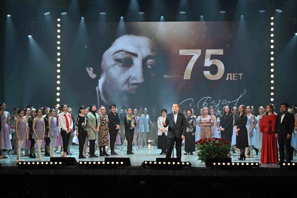 В Бишкеке провели мероприятие, посвященное 75-летию со дня рождения народного артиста СССР, балетмейстера Чолпонбека Базарбаева - Sputnik Кыргызстан