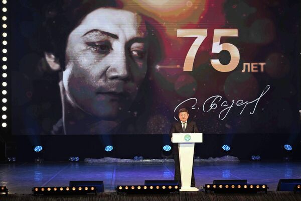 Председатель кабмина Акылбек Жапаров отметил, что Базарбаев был очень талантливым балероном, единственным в Центральной Азии, кто получил звание народного артиста СССР - Sputnik Кыргызстан