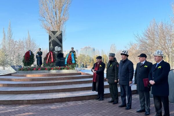 Как подчеркнул мэр Бишкека Айбек Джунушалиев, память о храбрости ветеранов будет передаваться из поколения в поколение. - Sputnik Кыргызстан