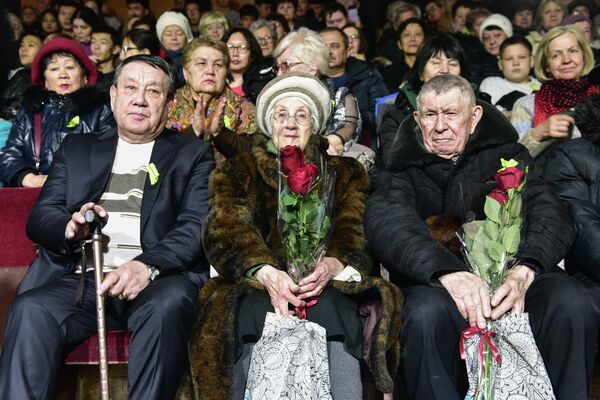 Сегодня в Кыргызстане, как и в других странах прошел ряд мероприятий, посвященных 80-летию полного освобождения Ленинграда - Sputnik Кыргызстан