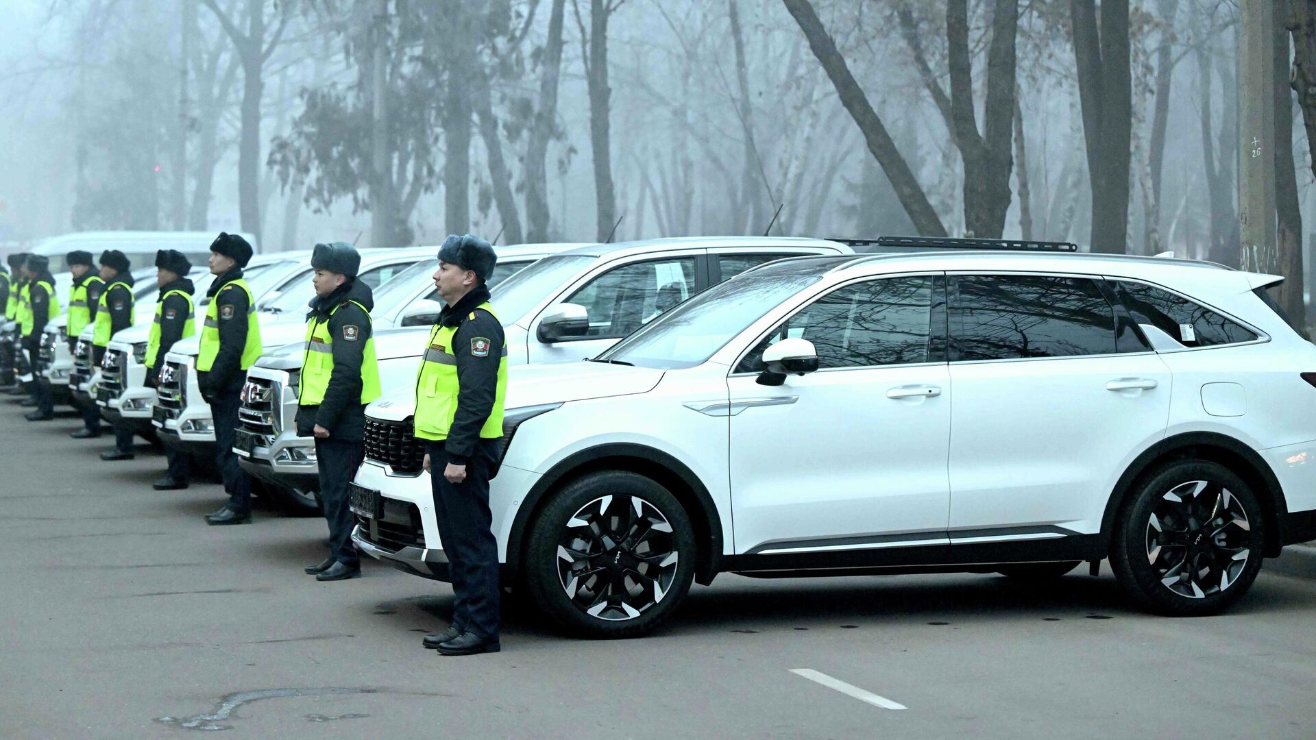 Россия передала МВД Кыргызстана автомобили и спецоборудование — видео -  29.01.2024, Sputnik Кыргызстан