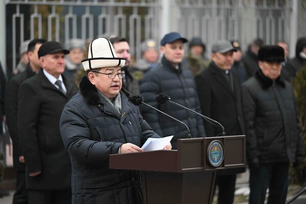 Россия передала МВД Кыргызстана 28 автомобилей и радиостанции, сообщает пресс-служба кабмина КР - Sputnik Кыргызстан